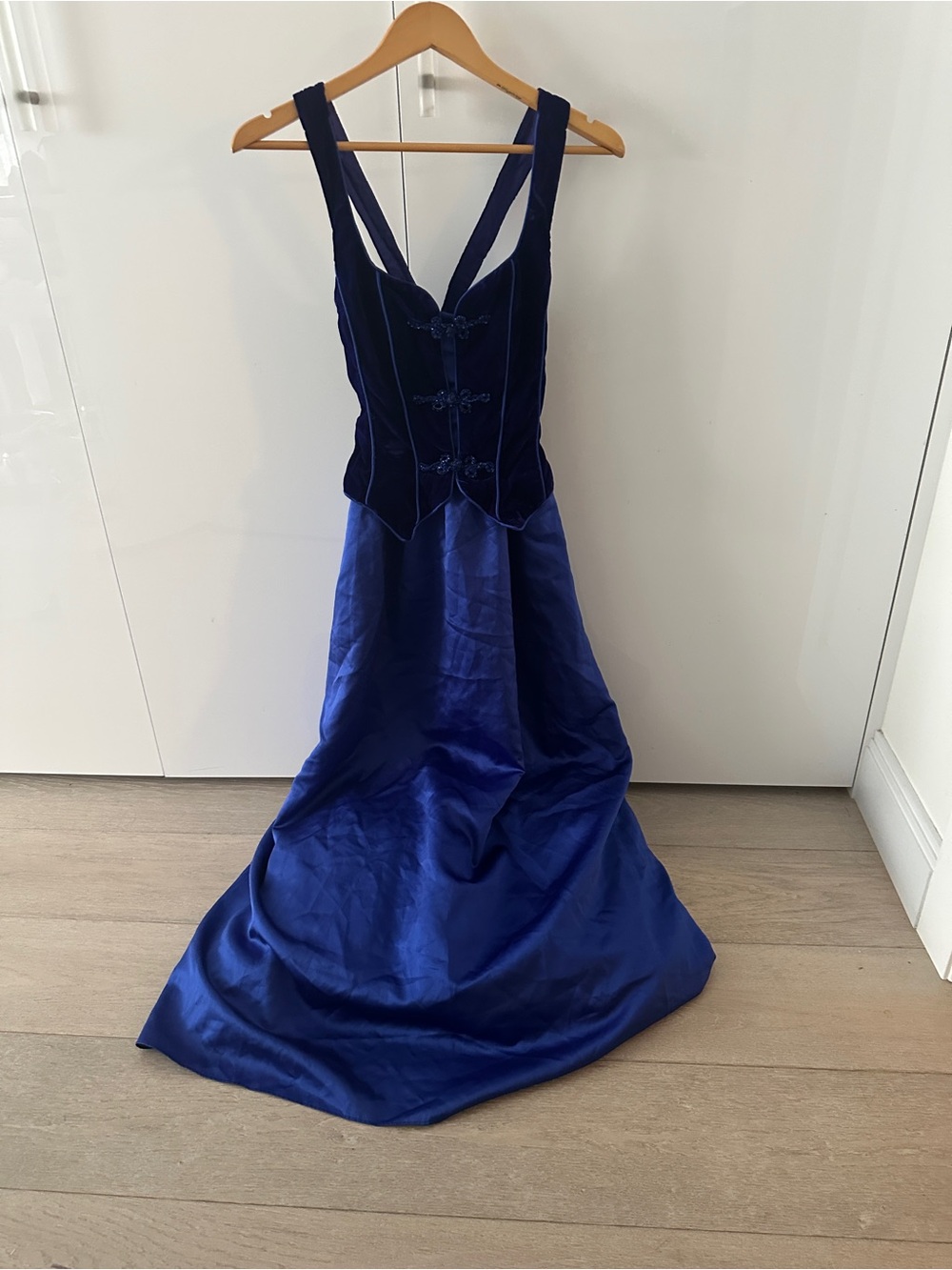 Elegant Royal Blue Satin Evening Gown with Velvet Bodice